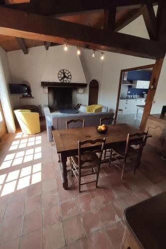 une cuisine et une salle à manger avec une table en bois ainsi qu'une chambre dans l'établissement NO B'Elvi - Maison située à Épine - Plage à 800 M, à LʼÉpine