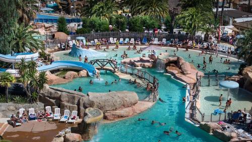- un parc aquatique avec un tas de gens dans l'établissement Mobilhome de Gigi, au Grau-dʼAgde