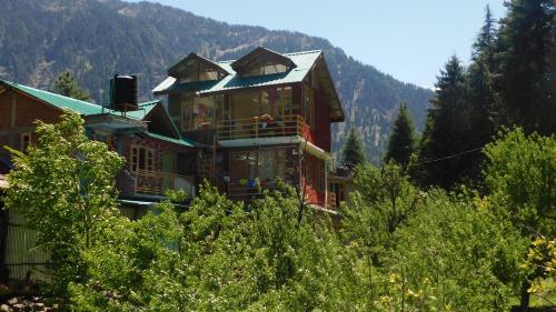 a large house in the middle of a forest at The Sigiriya Old manali in Manāli