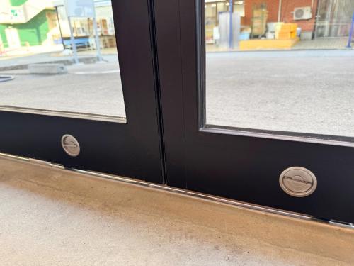 a door with two metal knobs on a window at マーケットステイ串本 MarketStay Kusimoto in Kushimoto