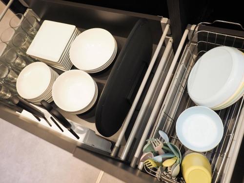 a drawer of a dishwasher with white bowls and utensils at マーケットステイ串本 MarketStay Kusimoto in Kushimoto