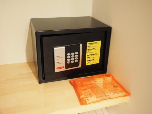 a microwave oven sitting on top of a wall at マーケットステイ串本 MarketStay Kusimoto in Kushimoto