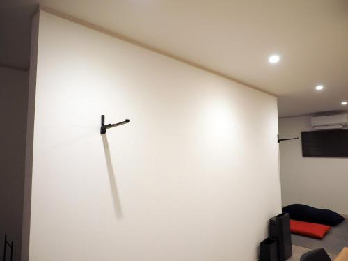 a wall with a cross on it in a room at マーケットステイ串本 MarketStay Kusimoto in Kushimoto