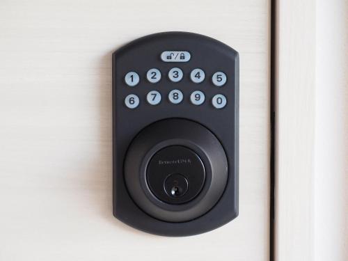 a black remote control is attached to a door at マーケットステイ串本 MarketStay Kusimoto in Kushimoto