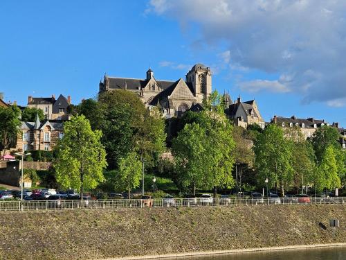 Chambre pleine de charme face à la muraille romaine et face à la cathédrale