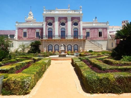 Spacious Villa Lara Estoi with heated pool