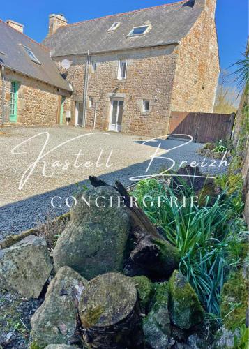 une maison avec un panneau devant dans l'établissement 