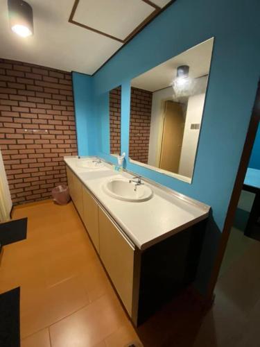 Bilik mandi di Suria's Brickhouse Lodge
