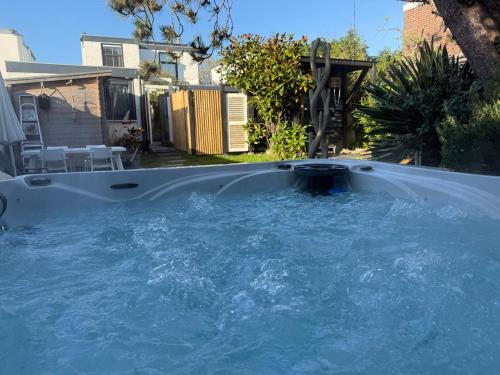 Una gran piscina en el patio trasero de una casa. en Zandvoort Paradise Boutique Chambre, en Zandvoort