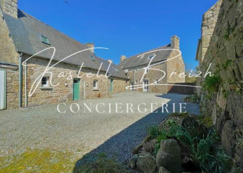 - une vue extérieure sur une maison en pierre avec une allée dans l'établissement 