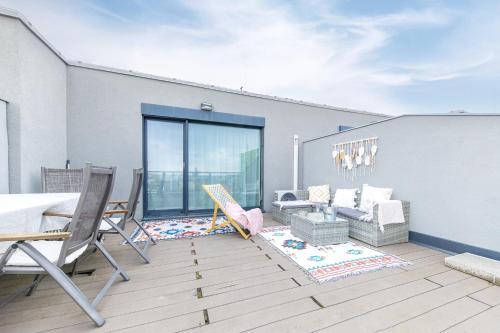 ein Wohnzimmer mit Tisch und Stühlen in der Unterkunft Rooftop Flower Power Apartmant in Brünn