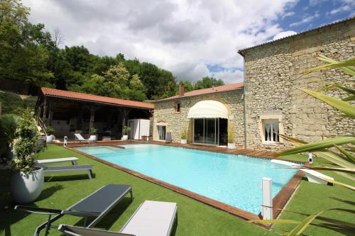 une grande piscine devant un immeuble dans l'établissement Domaine de Lorette, à Fossés-et-Baleyssac