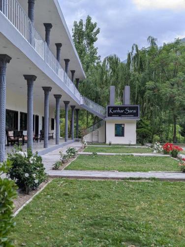 Κήπος έξω από το Kunhar Sarai Hotel Balakot with 2 MASTER BEDS in ONE ROOM