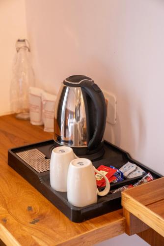 Příslušenství pro přípravu čaje a kávy v ubytování Hardys Retreat A Luxury Boutique Stay at Koti