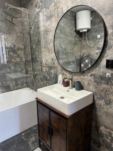 Ένα μπάνιο στο Apartamenty Center