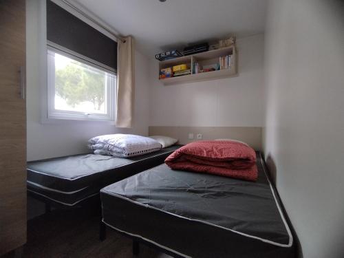 Postel nebo postele na pokoji v ubytování mobil home Vias plage