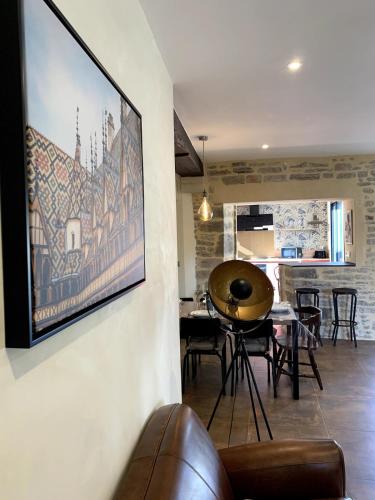 - un salon orné d'une grande peinture murale dans l'établissement La Parenthèse Bourguignonne, à Savigny-lès-Beaune