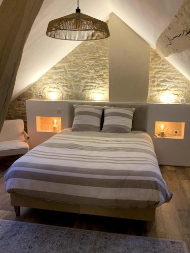 une chambre avec un grand lit avec un plafond dans l'établissement La Parenthèse Bourguignonne, à Savigny-lès-Beaune