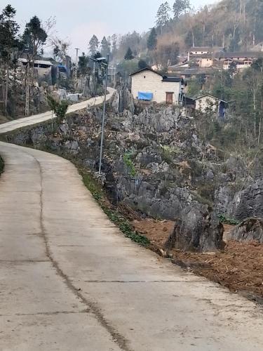 an empty road in front of a mountain at Nhà Gỗ Cổ homestay Lao xa in Dồng Văn