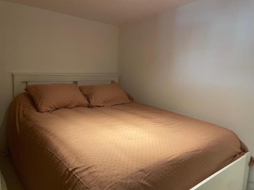 Un pequeño dormitorio con una cama en la esquina en La Cachette Futuroscope, en Beaumont