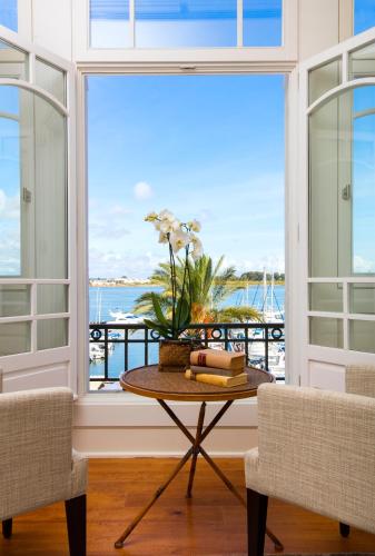 Camera con tavolo e vista sull'oceano di Bordoy Grand House Algarve a Vila Real de Santo António