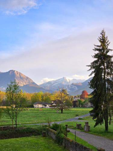 a view of a field with mountains in the background at La Casa Mora Grande in Asson