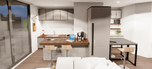 una cucina con un tavolo e un piano di lavoro di Nine House a Città di Malé