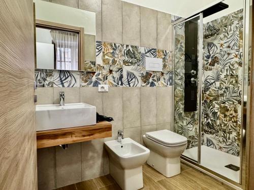 Ένα μπάνιο στο Regina Rooms