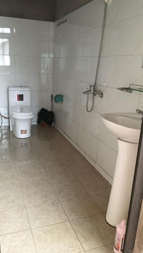 a bathroom with a toilet and a sink at Homestay Sung Linh in Bắc Hà