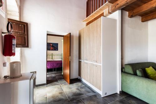 a living room with a green couch and a cabinet at Agriturismo Alle Riserve Cavagrande in Avola