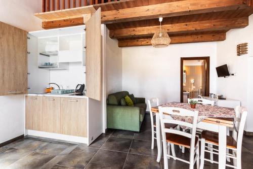 a kitchen and dining room with a table and chairs at Agriturismo Alle Riserve Cavagrande in Avola