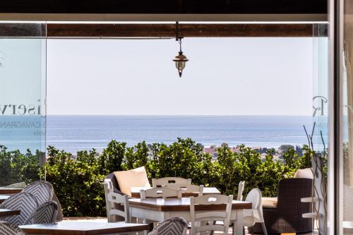 a dining room with a view of the ocean at Agriturismo Alle Riserve Cavagrande in Avola