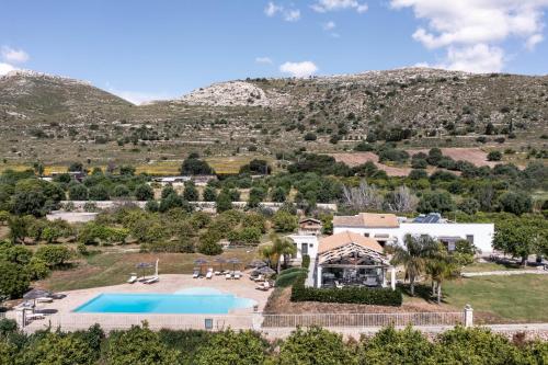 an aerial view of a villa with a swimming pool at Agriturismo Alle Riserve Cavagrande in Avola