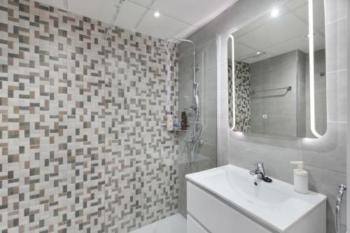 a white bathroom with a sink and a mirror at Estupendo Estudio En Castle Harbour in Los Cristianos