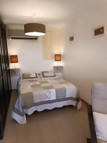 a bedroom with a large bed with two lamps at Mas Auroma in Murs