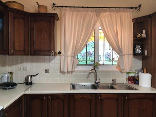 Dapur atau dapur kecil di Helmos View - Relaxation & Nature