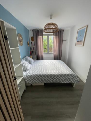 Ένα ή περισσότερα κρεβάτια σε δωμάτιο στο Appartement avec chambre, terrasse et jardinet proche plage, forêt pins, piste cyclable, lac