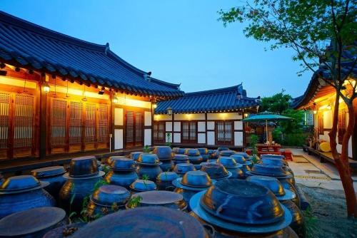 全州市にあるJeonju Hanok Maeul Dongrakwon Hanok Hotelの建物の前に置かれた青いボウルのグループ
