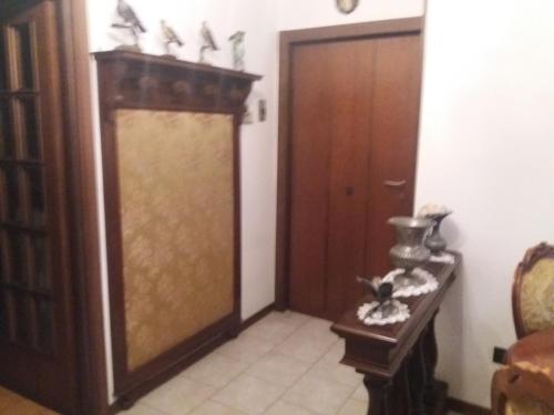 a room with a door and a table with birds on it at Negrotti Apartament in Piacenza