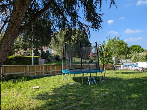 Photo de la galerie de l'établissement La maison en bois - confortable et paisible avec jardin, à Gorges
