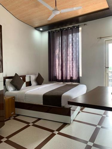 Letto o letti in una camera di Shubhra Home Stay And Restaurant