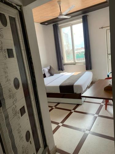 Letto o letti in una camera di Shubhra Home Stay And Restaurant