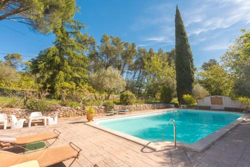 - une piscine dans une cour avec des chaises et des arbres dans l'établissement Maison - Les Bergeries de Danielle, à Draguignan