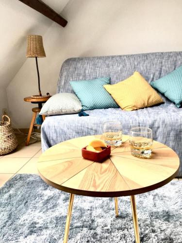 a living room with a coffee table and a couch at L'Escapade - Maison 2 chambres - Wissant - Terre des 2 Caps in Wissant