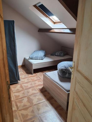 Cette chambre comprend 2 lits superposés et une lucarne. dans l'établissement L'escapade, à Carolles