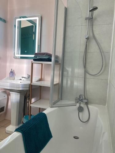a bathroom with a shower and a sink and a tub at L'Escapade - Maison 2 chambres - Wissant - Terre des 2 Caps in Wissant