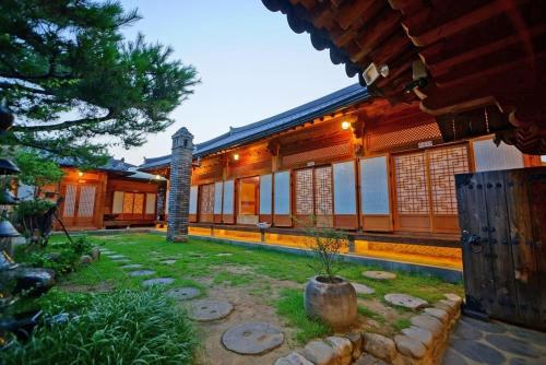 una casa con un jardín delante de ella en Hanok Gotaek Goeul, en Jeonju