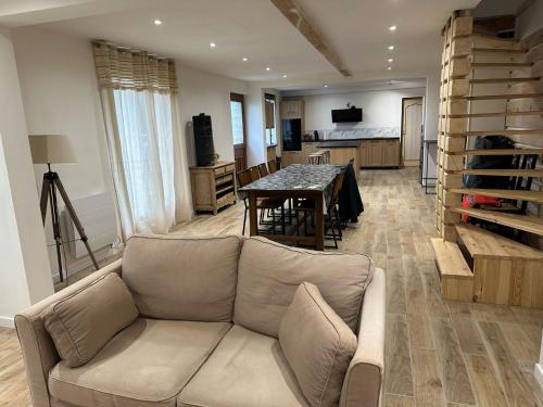 un salon avec un canapé et une table dans l'établissement Villa de TYN boucle de la Seine, à Caumont