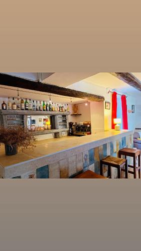 - une cuisine avec un comptoir, des chaises et des tables dans l'établissement Hôtel MAS DE LAYALLE, à Saintes-Maries-de-la-Mer