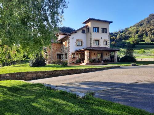 a house on a street with a driveway at Posada El Hoyal in Pesaguero-La Parte